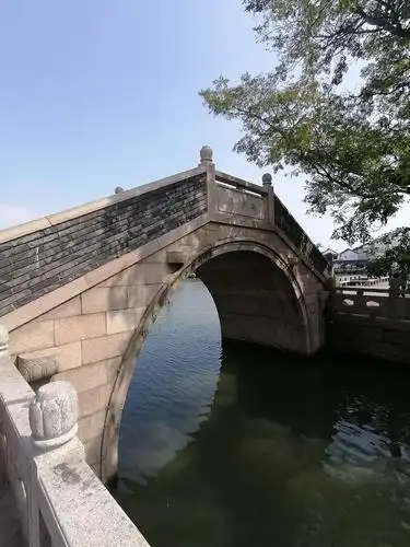 乐亭桥,这是通往莲池禅院的一座拱桥.