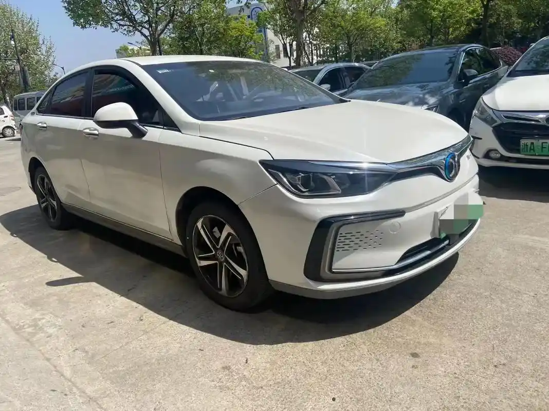 北汽新能源.新到一台21年7月北汽eu5  正在整备中 全险 - 抖音