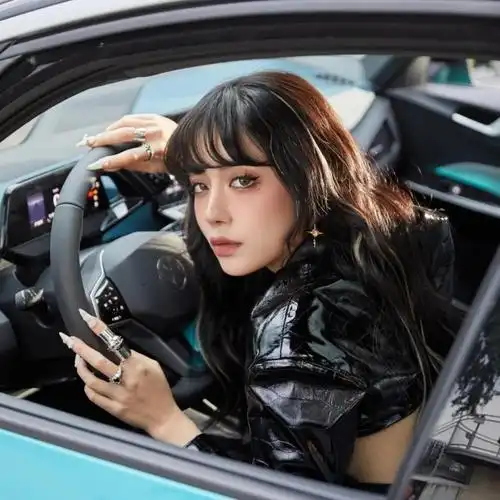 坐车女生头像 高清在车上拍女生坐在车上的头像图片_女生头像_头像屋