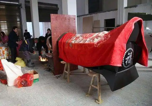 原创农村为什么要在棺材一边"点头灯",这是什么丧葬习俗?有意义吗