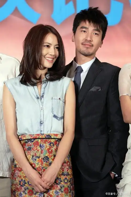 赵又廷高圆圆搂肩吻# 近日,有媒体拍到赵又廷高圆圆一家三口外出油骀