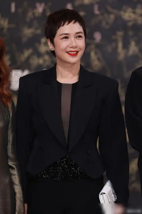 50岁蒋雯丽短发西装造型气场十足,却被颈纹暴露年龄_网易订阅