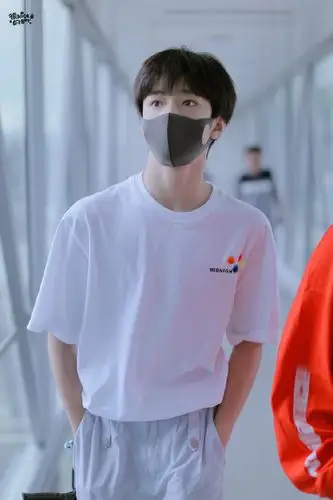 刘耀文机场饭拍