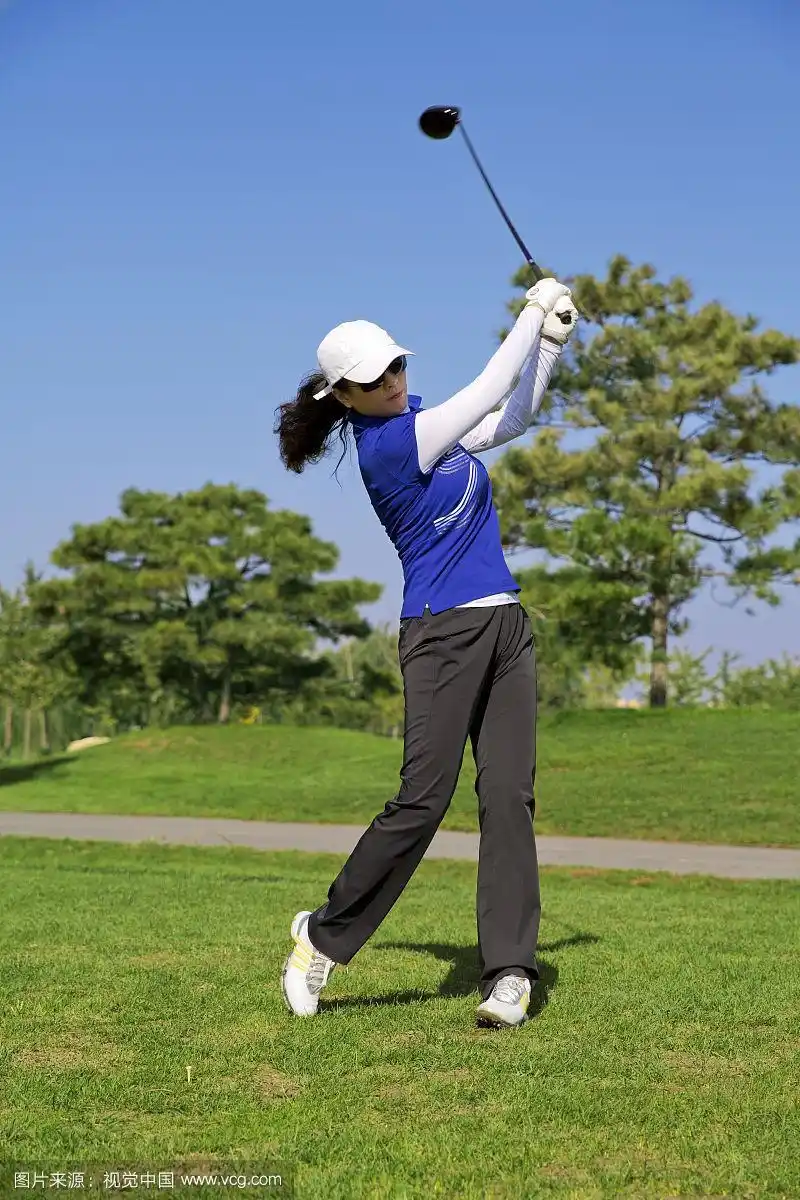 打高尔夫球的女人