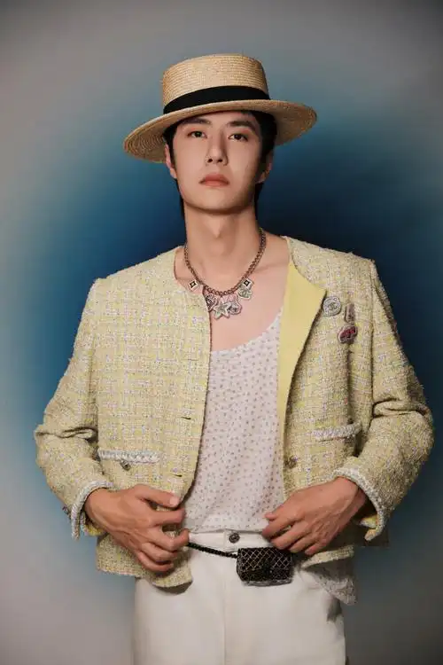 斜纹软呢外套亮相,即将出席今日gq盛典～99#王一博南法度假风造型