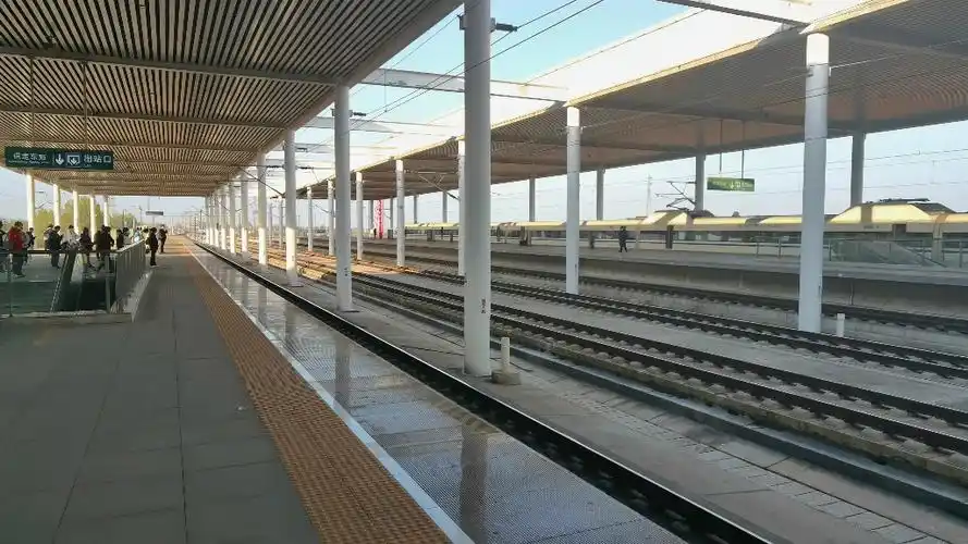 复兴号通过保定东站