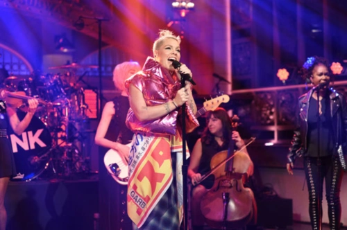 粉妈霸气依旧周六夜现场献唱新歌whataboutus