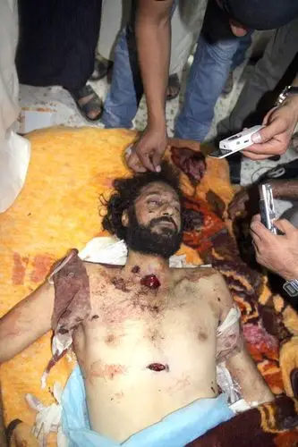 利比亚当局公布卡扎菲及第四子遗体照片(组图)