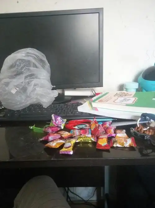 买了一大堆美味的糖果我给她们吃了软糖剩下的都是硬糖也就是我自个吃