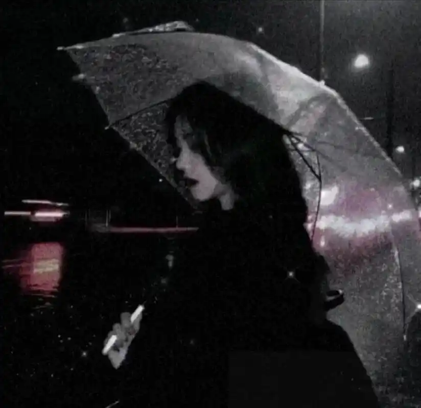 忧郁女生头像 礼貌拿图谢谢