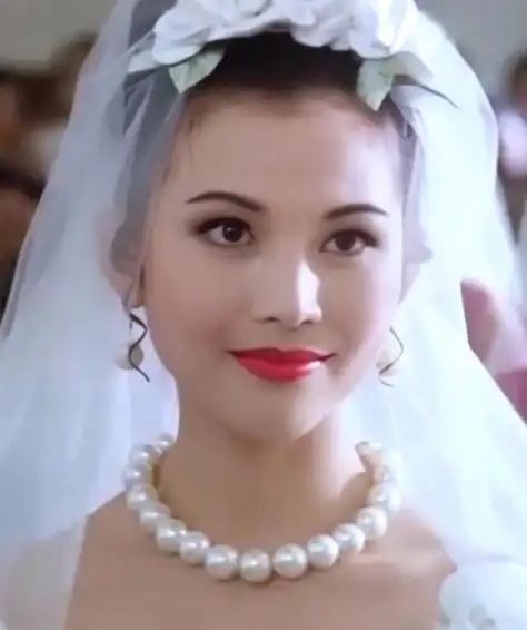 50岁蔡少芬现身街头,皮肤白嫩长发及腰似少女,裙摆上翻疑露底裤