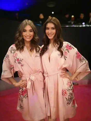 白成一道光!何穗晒维密后台与超模们甜笑合影