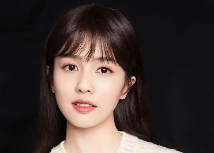 94年女明星自曝理想型是易烊千玺,接受采访,还穿同款"情侣装