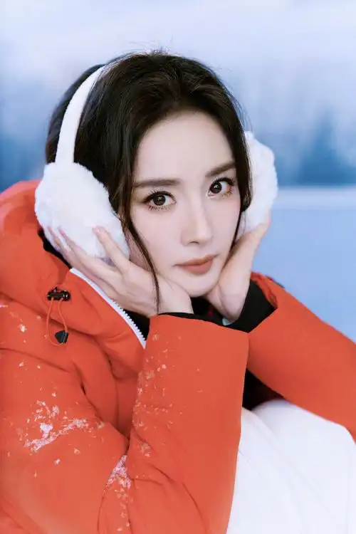 杨幂裹棉服戴毛绒耳罩超萌 眼神清澈笑容甜