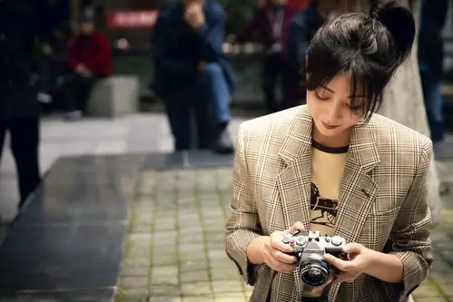 殷桃重庆街拍曝光 驻足之时与重庆相拥__凤凰网