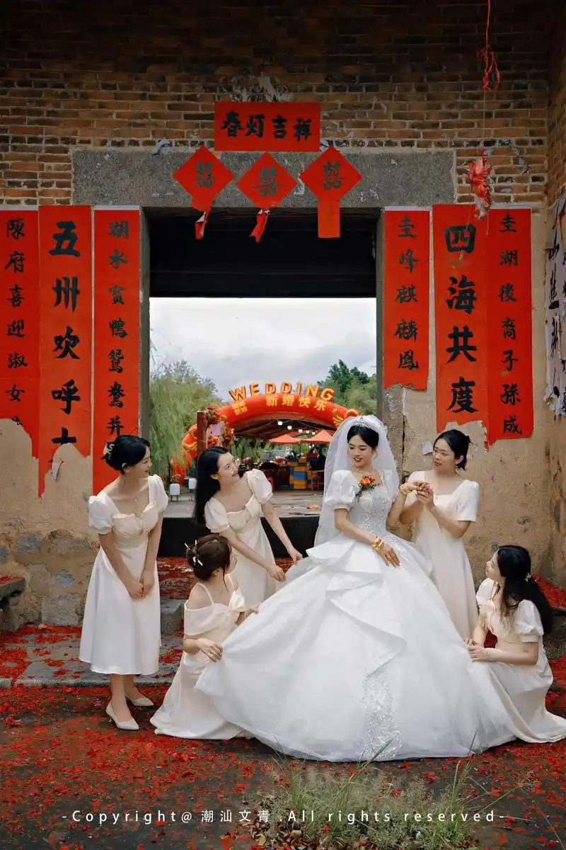 新娘在农村出嫁,新郎来接亲,好兄弟姐妹们欢呼一堂,情谊深厚, - 抖音