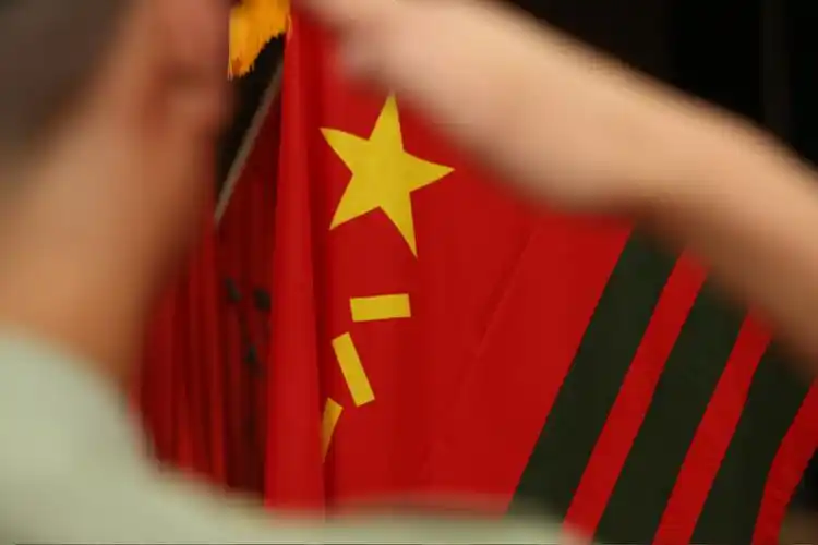 退役士兵向武警部队旗敬礼