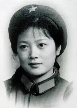 70年代后期女文工团员的演出服国庆三十五周年阅兵式女兵军服惊艳中外