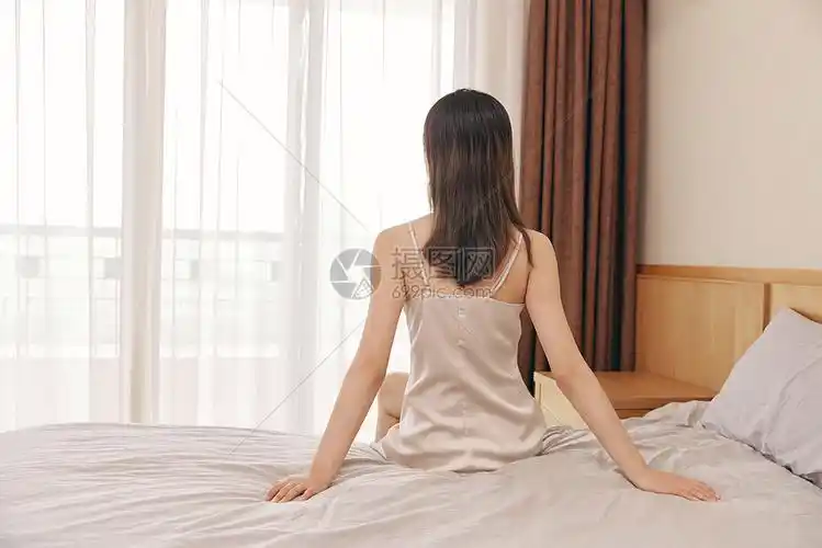 睡衣单身美女坐在床上背影