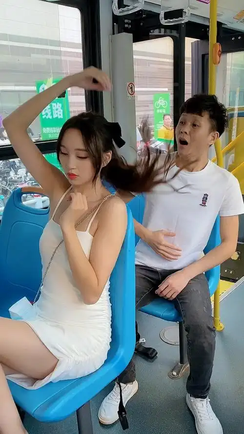 小伙子第一次和女孩肢体接触有点上头