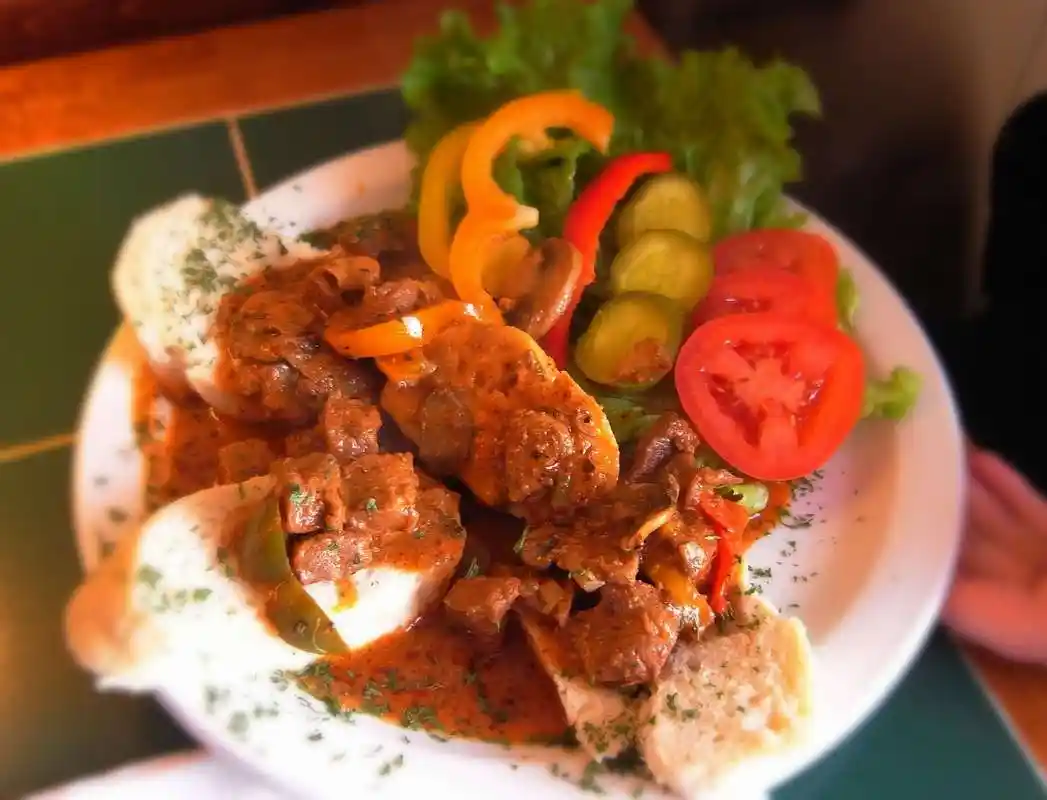 舌尖上的美食诱惑之匈牙利牛肉烩饭,细火慢炖的美味体验