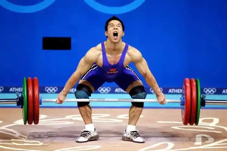 获得第八届全国运动会举重男子59公斤级总成绩冠军,同年9月进入国家队