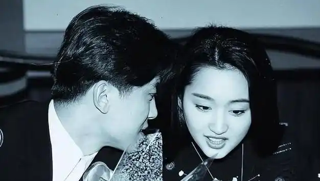 当初,就在杨钰莹和毛宁的组合大火之际,除了普通家境的粉丝之外,还有