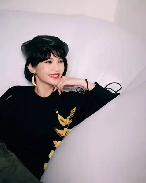 杨丞琳戴贝雷帽穿搭酷飒 对镜头嘟嘴比心甜度满分_影视资讯网明星报道