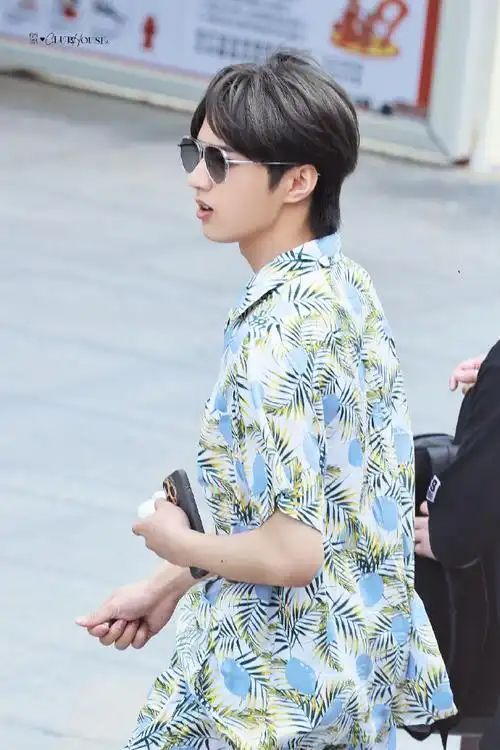 刘耀文蓝色花衬衫造型路透#啊啊啊啊斯哈斯哈今天穿花衬衫短裤是彩乔