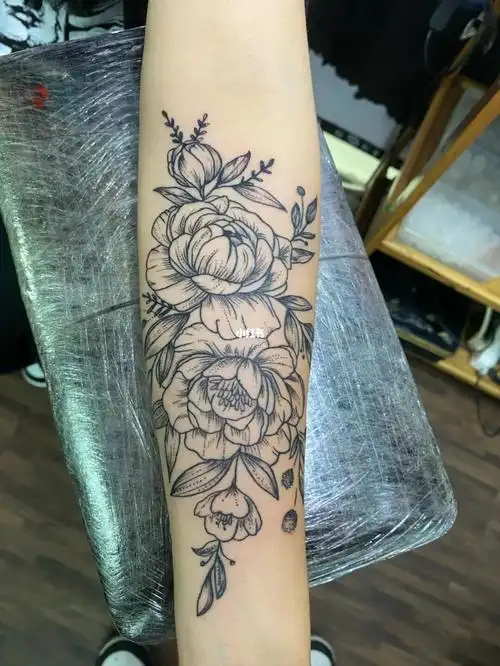 小臂素花 小姐姐第一次纹身啥反应痛都没有说#穿刺  #穿孔师  #花臂