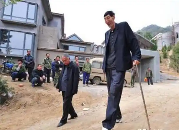 中国第一巨人鲍喜顺不听医生劝告执意生子现在儿子身高多少
