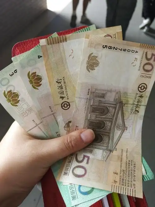 由于不知澳门移动支付是否都通行,为了街头吃美食方便,用1000元人民币