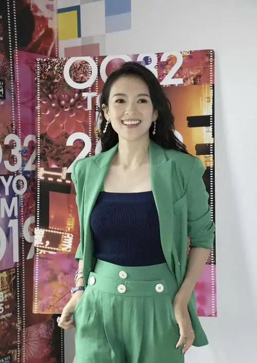 看得出来章子怡在不同场合中的穿搭都是很有气场的,她自己自信的心态