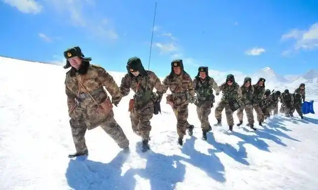 武警公安边防部队主要驻守的是有人经过的边境线,而人民解放军边防