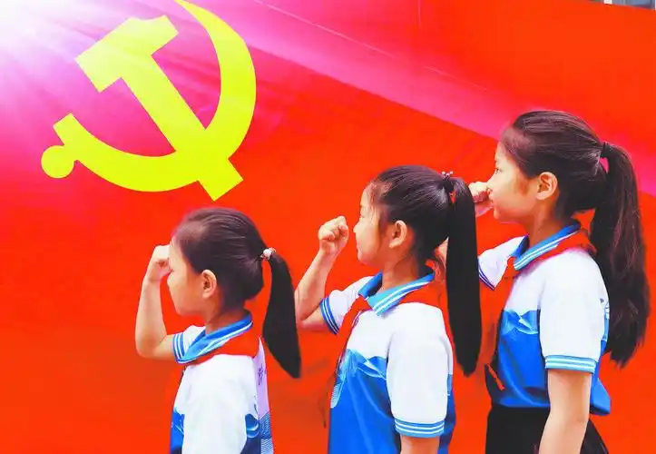 全市城乡中小学校广泛开展"童心向党·我向党旗敬个礼"活动