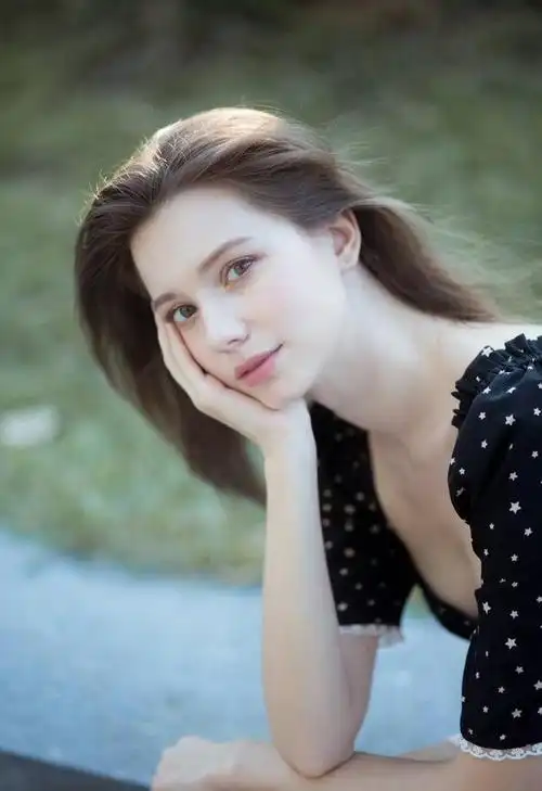 被王思聪悄悄关注四国混血精致初恋脸穿搭时尚身材更尤物