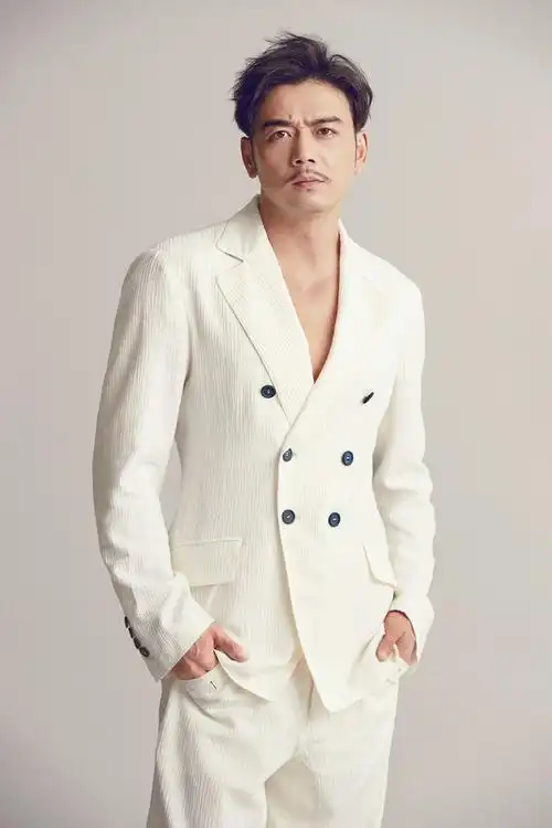 杨烁写真上演"西装杀" 酒窝深情微笑是标配