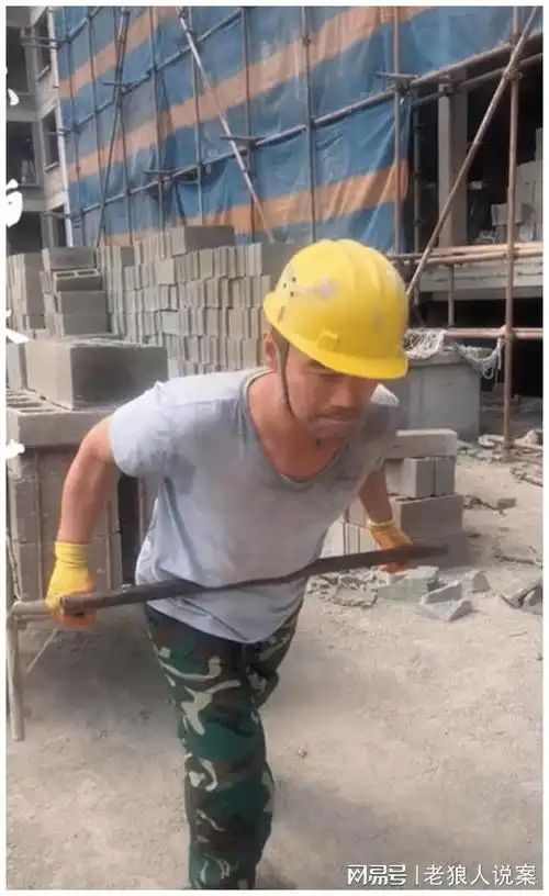 王旭重回工地干活!咬牙搬砖汗水湿透衣服,刘刚却事业顺利坐豪车