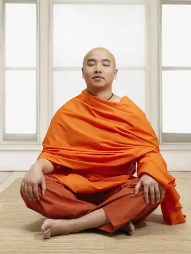 男性,地面,注视,黄种人,光脚,玻璃窗,观察,看,赤脚,橙色,搭,观看,打坐