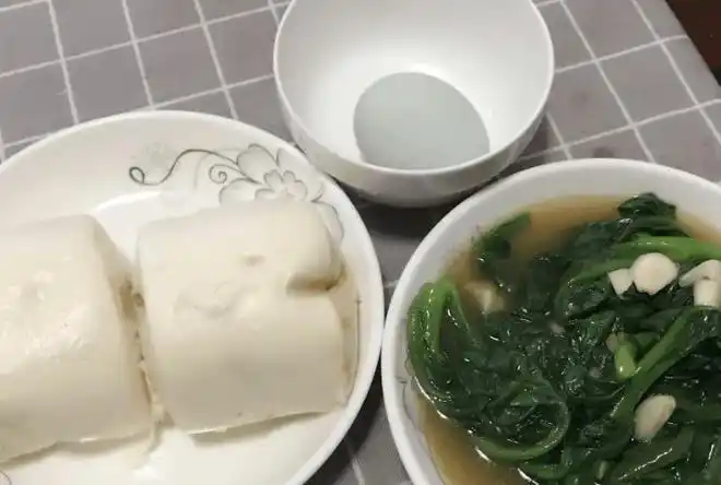 实习女大学生的清贫晚餐馒头配青菜一顿只花3块5