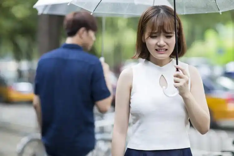 东方人,成年人,两个人,学生,哭,横图,室外,白天,正面,爱情,雨,城市