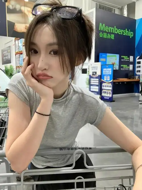 超市拍照氛围感之自拍姿势大全05