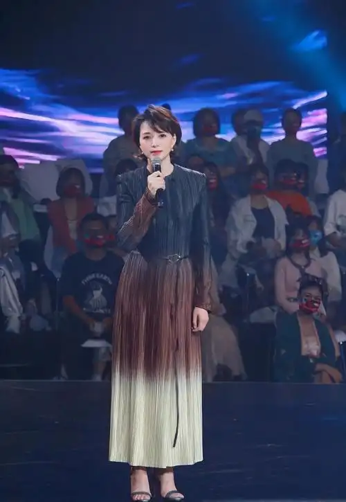 董卿的央视脸看着就舒服长裙还是渐变色的感觉更有魅力了