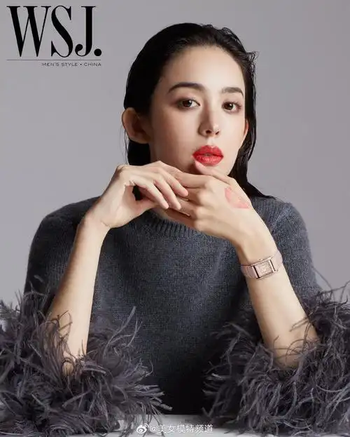 古力娜扎湿发红唇妆封面大片