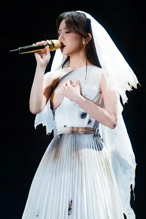 邓紫棋近期亮相的服装造型引发热议.@祺立说的动态