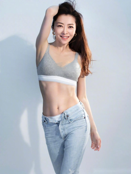 熊黛林身材太绝了,40岁的年纪秀性感小蛮腰马甲线,少女感满满