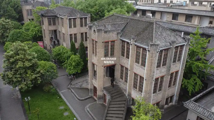 西安事变旧址比较分散,有张学良公馆,杨虎城公馆,新城黄楼,临潼五间厅