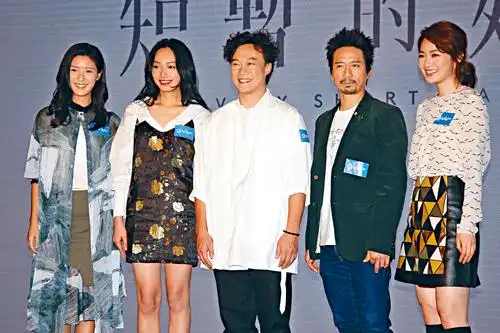 陈奕迅与郭伟亮在音乐剧《短暂的婚姻》中合作.