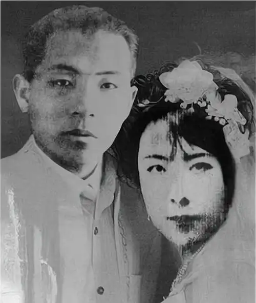 1990年张学良来到于凤至墓前看到墓碑上的4个字老泪纵横