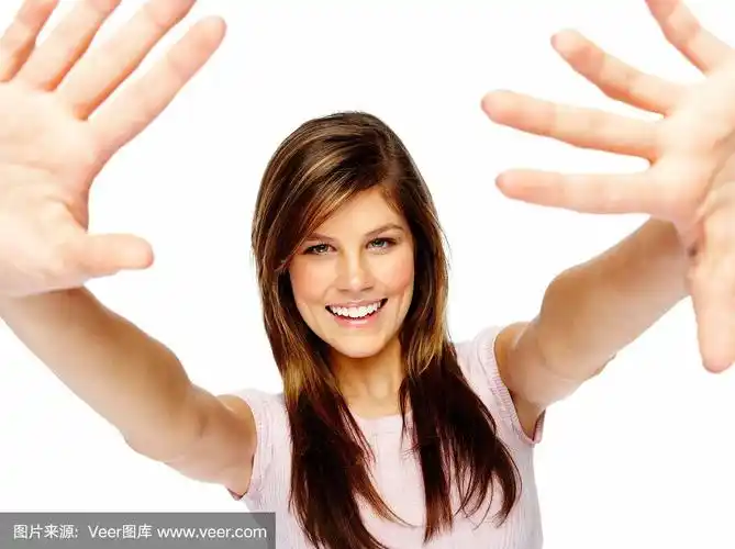 可爱的年轻女性与她的双手向前伸展孤立在白色的背景